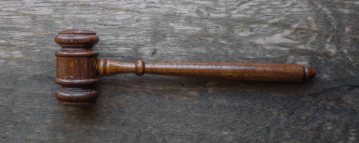 engedély és szabályozás